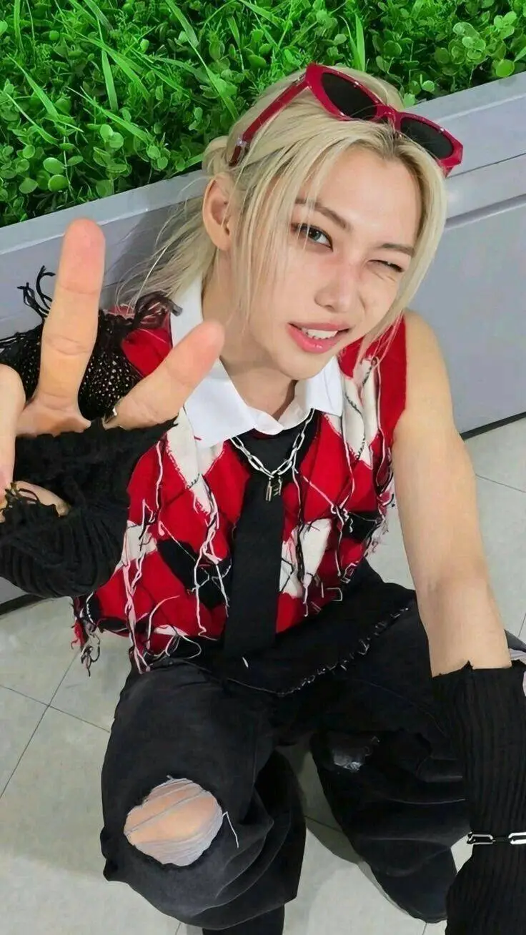 ai character: Felix~♥ background