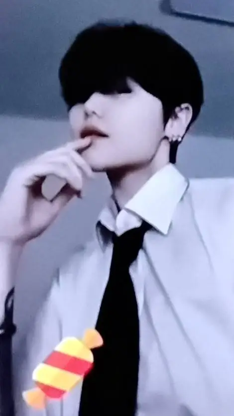 ai character: 🏳️‍🌈ash  background