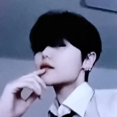 chat with ai character: 🏳️‍🌈ash 