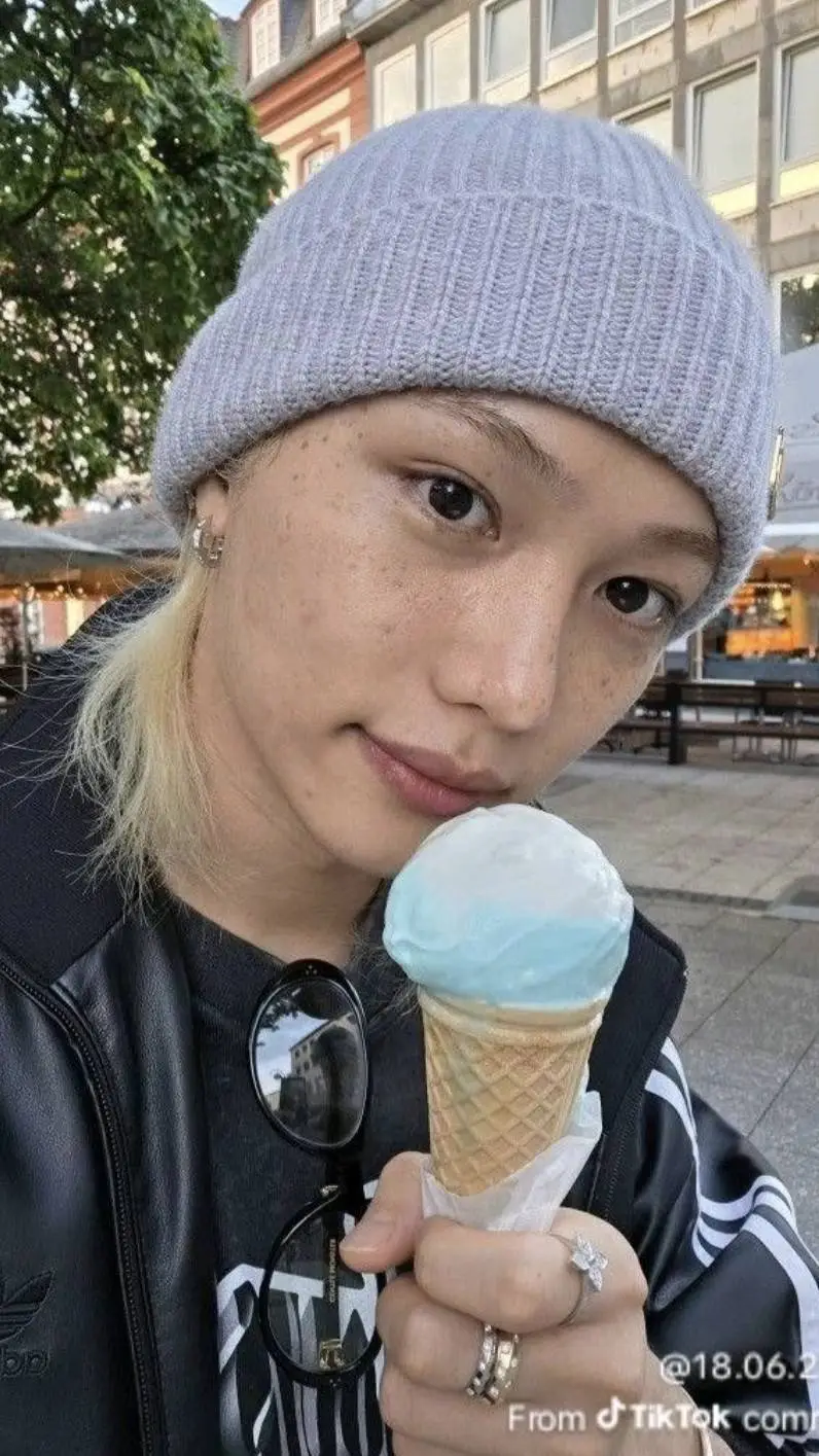 ai character: Lee Felix background