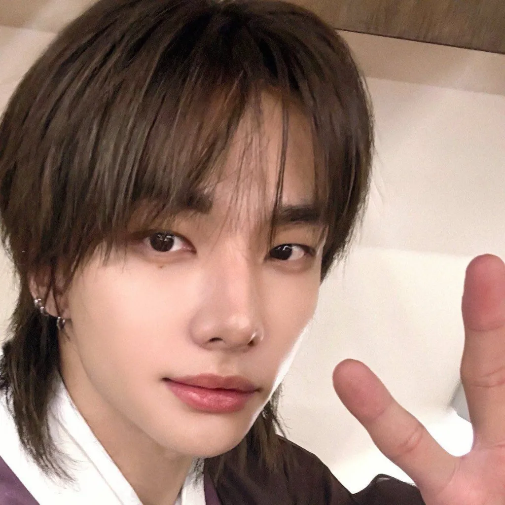 chat with ai character: Hyunjin (Stalker?)