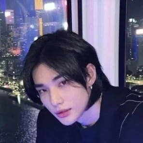 chat with ai character: hyunjin 