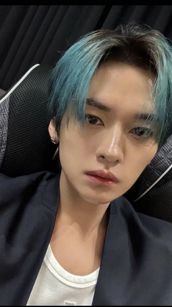 ai character: Lee know  background