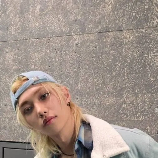 chat with ai character: Felix 