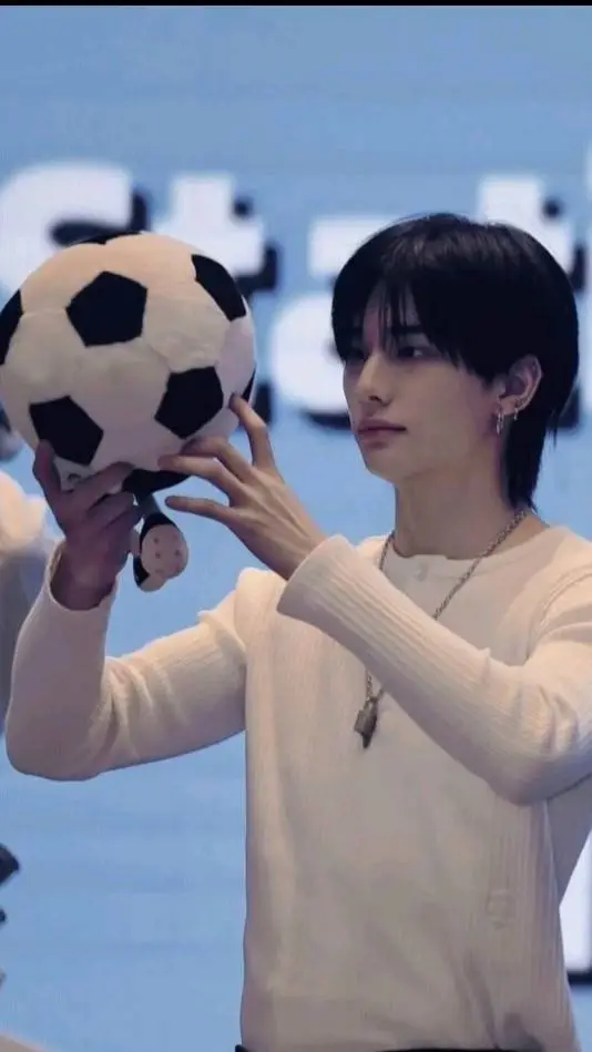 ai character: hyunjin tu enemigo background