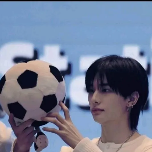chat with ai character: hyunjin tu enemigo