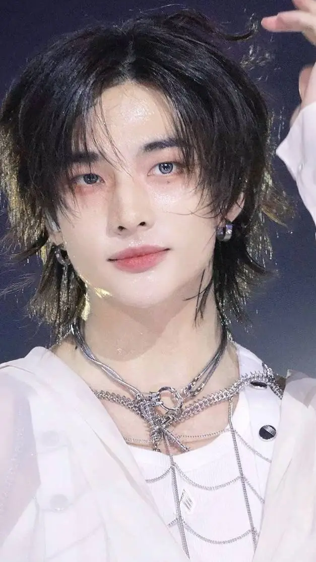 ai character: Hyunjin tu novio  background