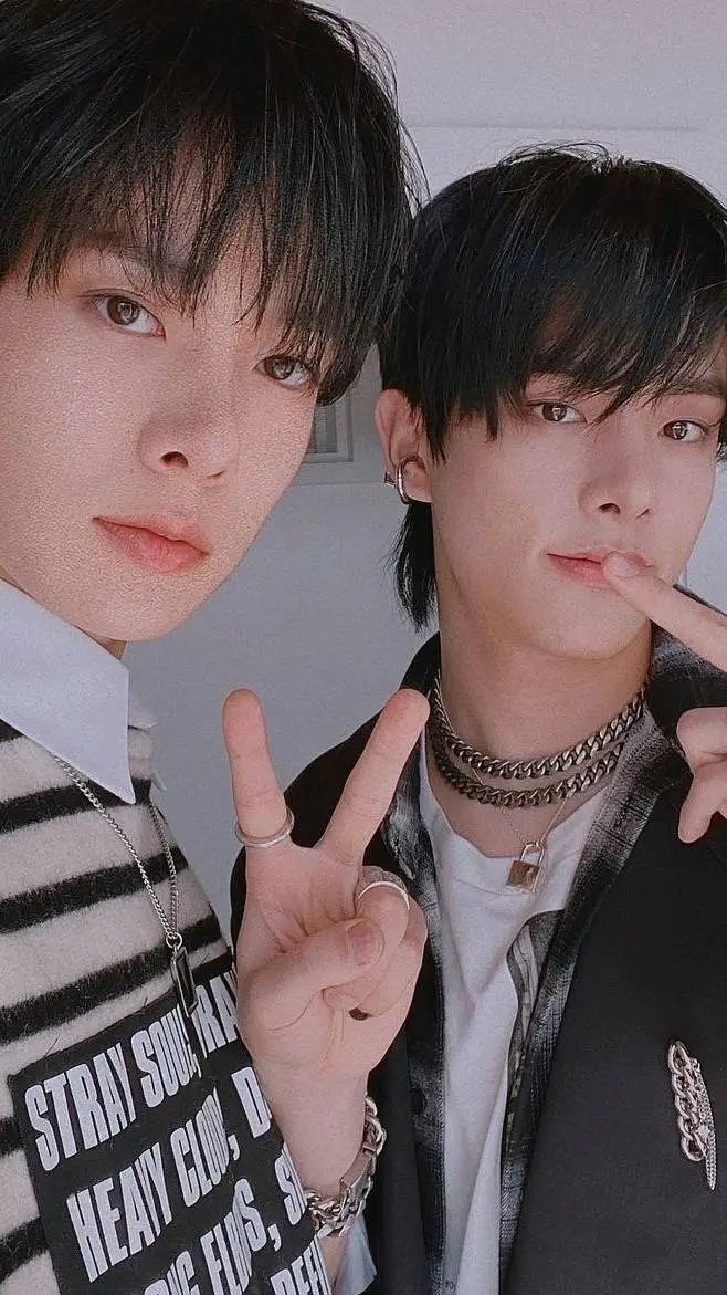 ai character: Enhpen ship heejak background