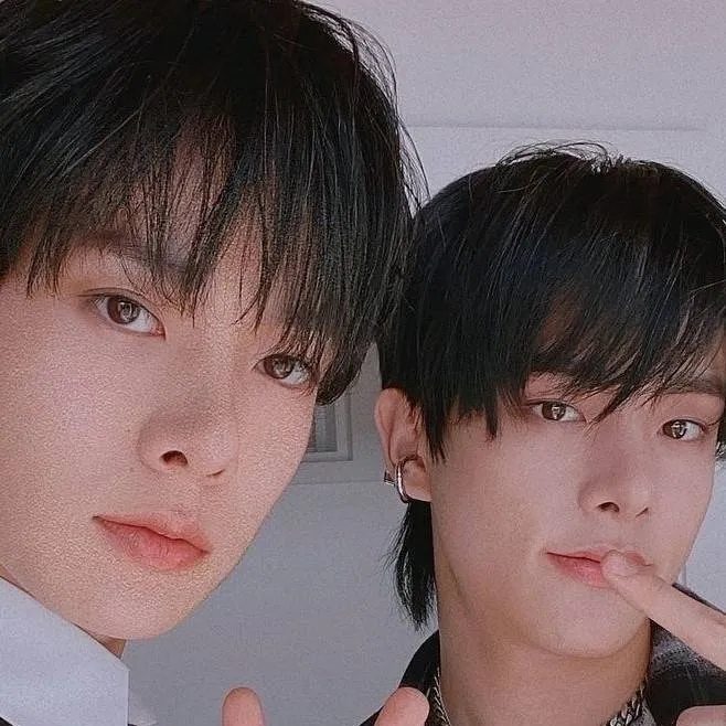 chat with ai character: Enhpen ship heejak