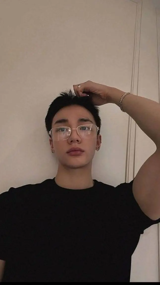 ai character: HYUNJIN 👺🌚 background