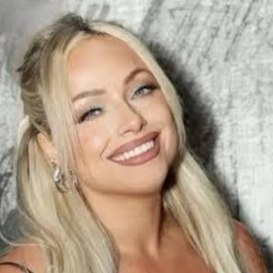 chat with ai character: Liv morgan 
