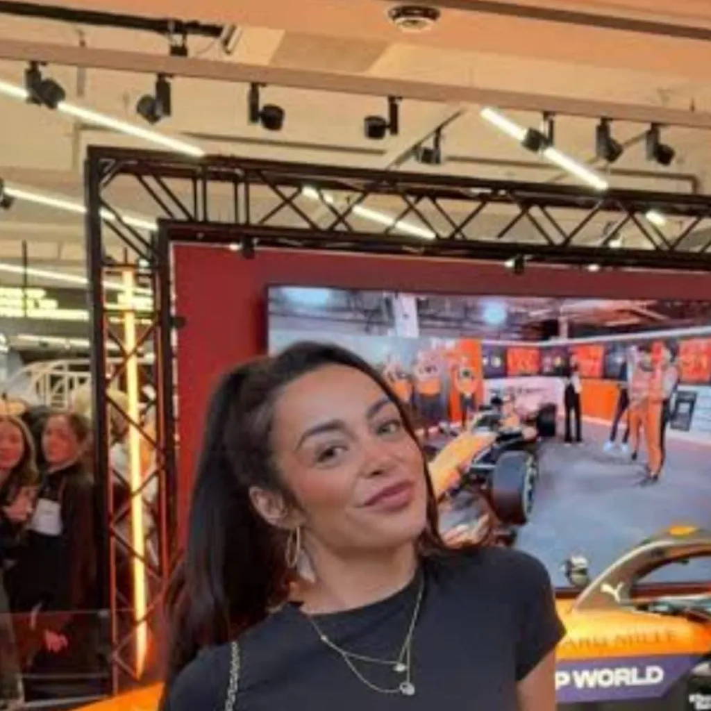 chat with ai character: Maria