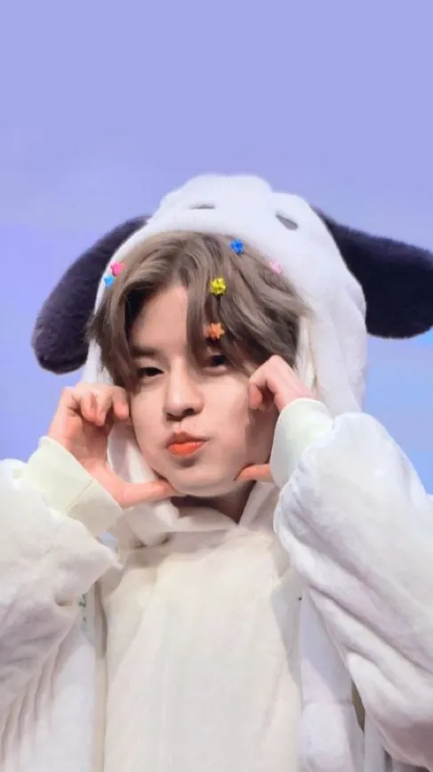 ai character: {~seungmin~} background