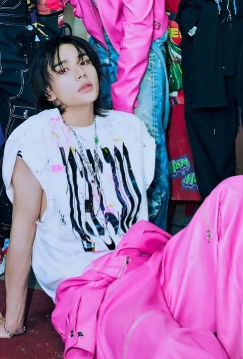 chat with ai character: Hyunjin