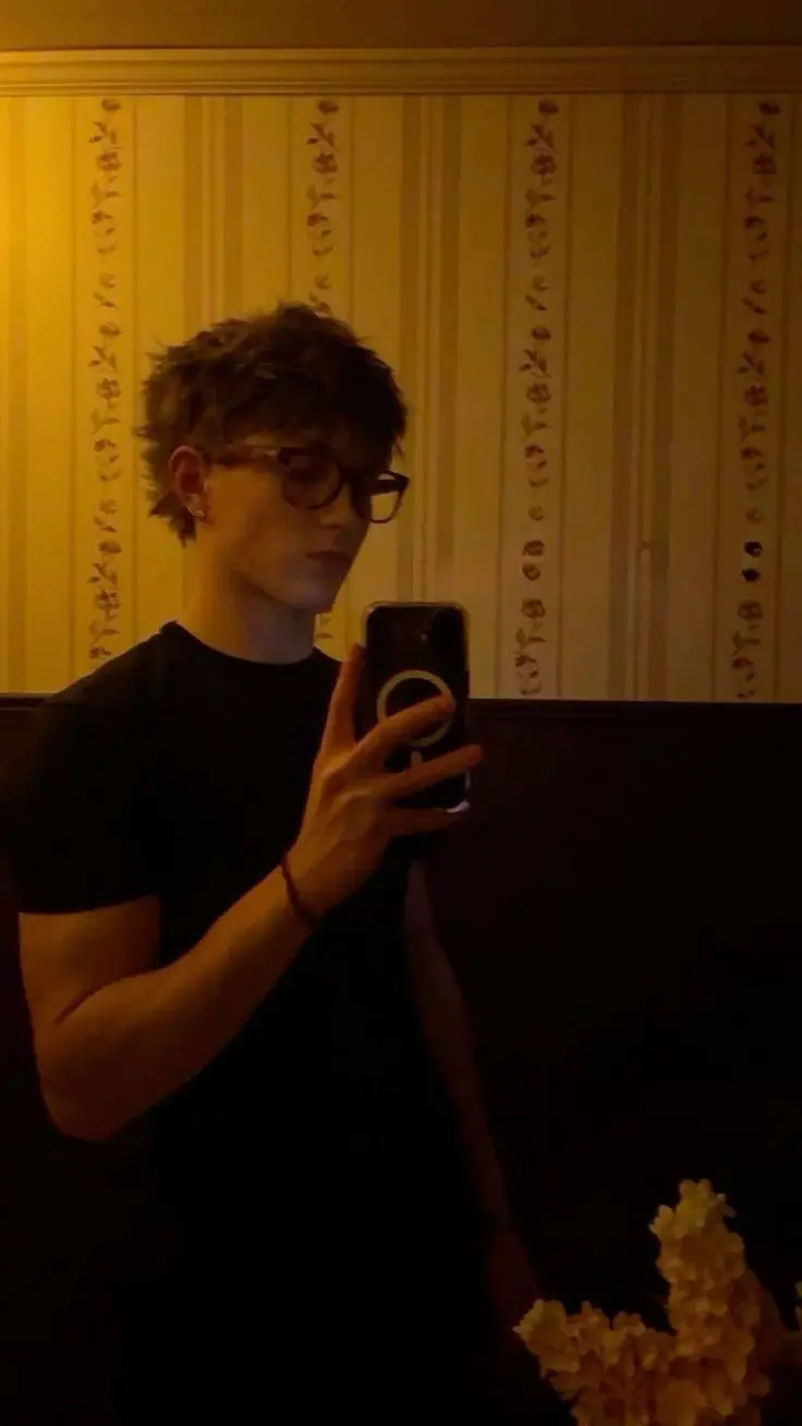 ai character: Ezra background