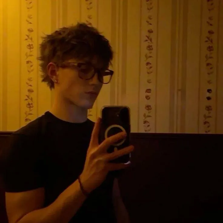 chat with ai character: Ezra