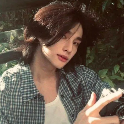 chat with ai character: Hyunjin(skz)