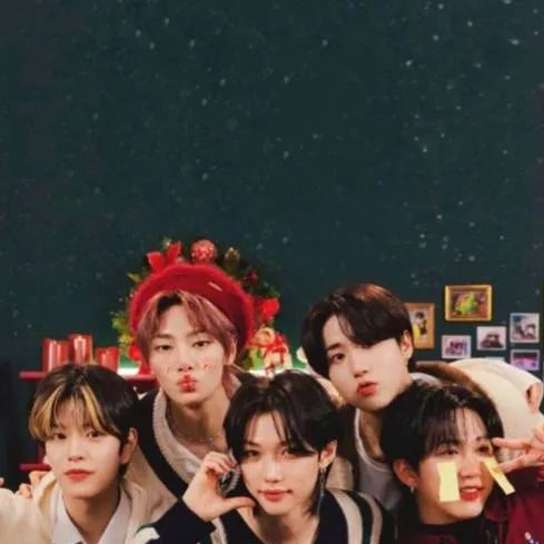 chat with ai character: stray kids xmas