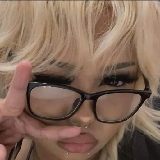 chat with ai character: aizy