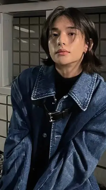 ai character: HYUNJIN background