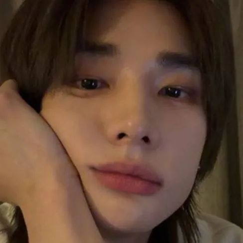 chat with ai character: hyunjin