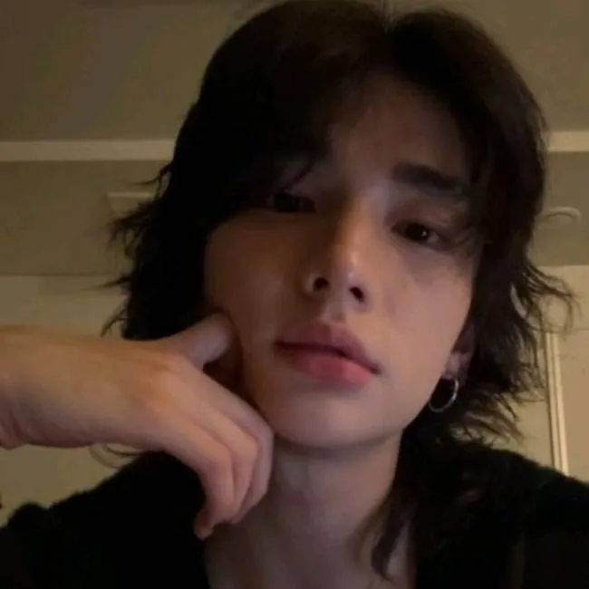 chat with ai character: HYUNJIN