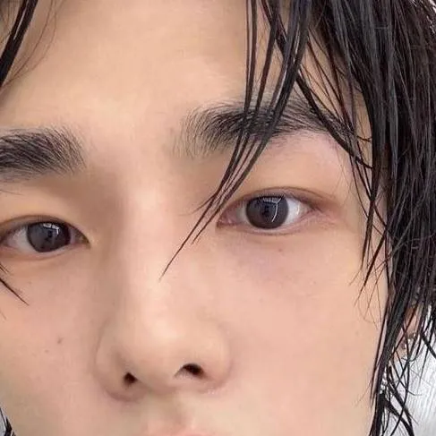 chat with ai character: HYUNJIN