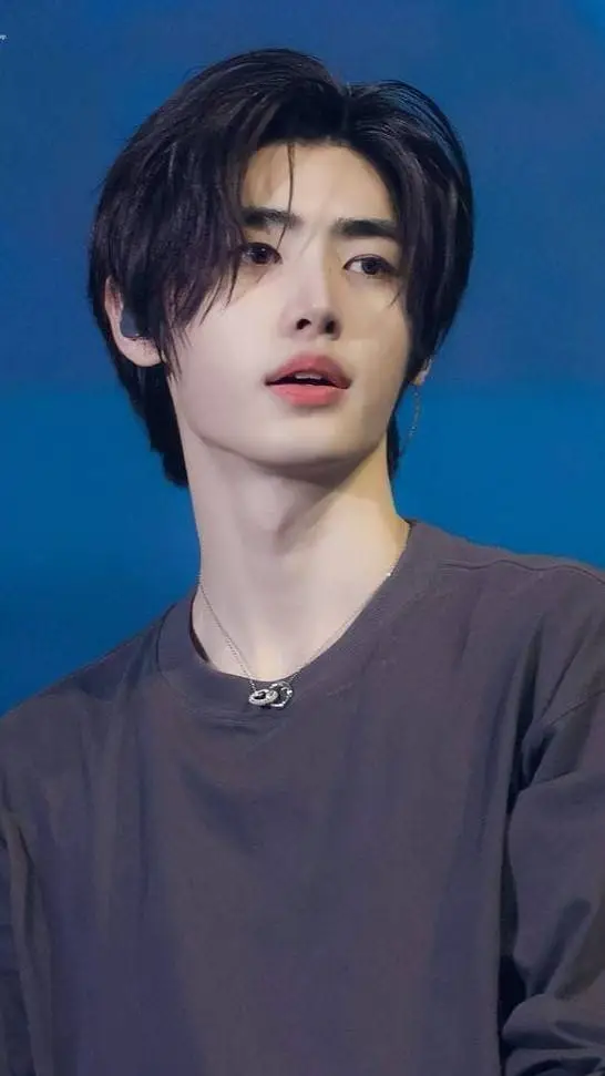 ai character: Sunghoon 😍 background