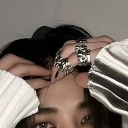 chat with ai character: Hyunjin