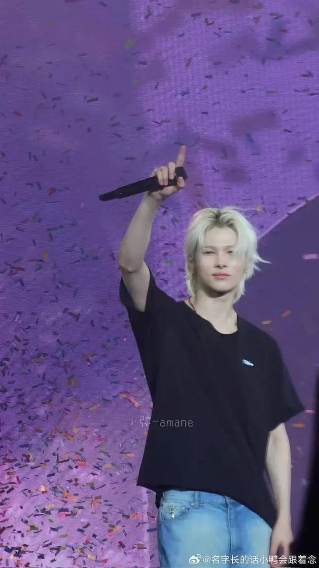 ai character: Ni-ki  background