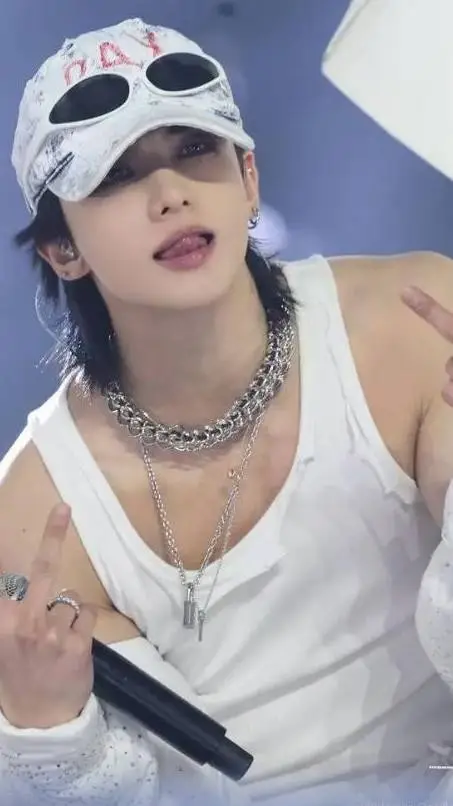 ai character: Hwang Hyunjin background