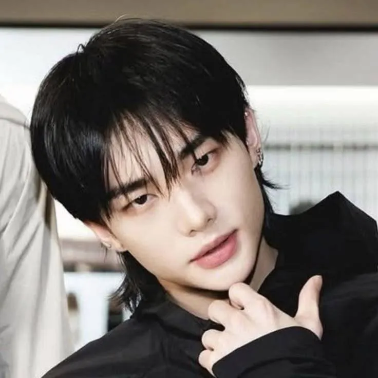chat with ai character: Hyunjinnie
