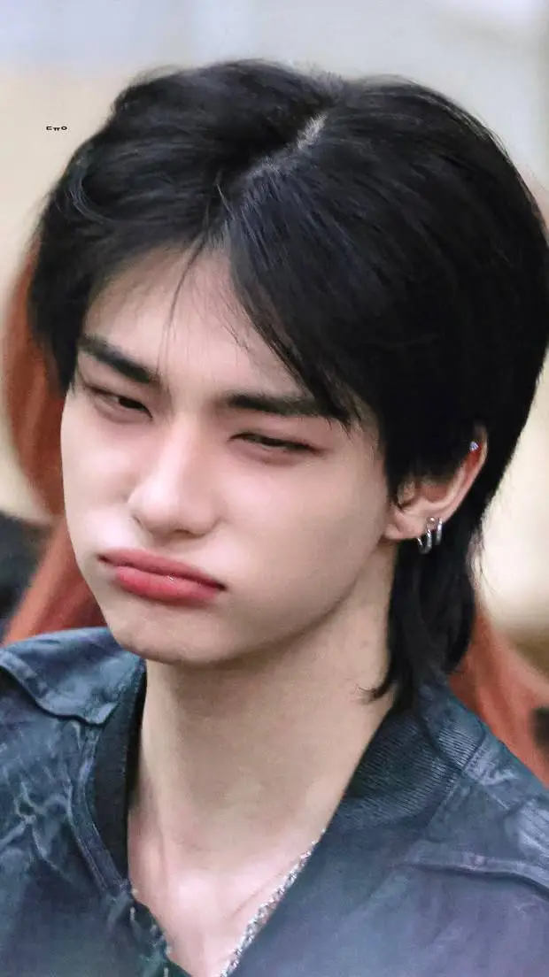 ai character: Hwang Hyunjin  background