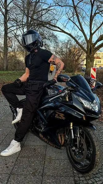 ai character: 🌚🏍️ Mateo 🏍️🌚 background