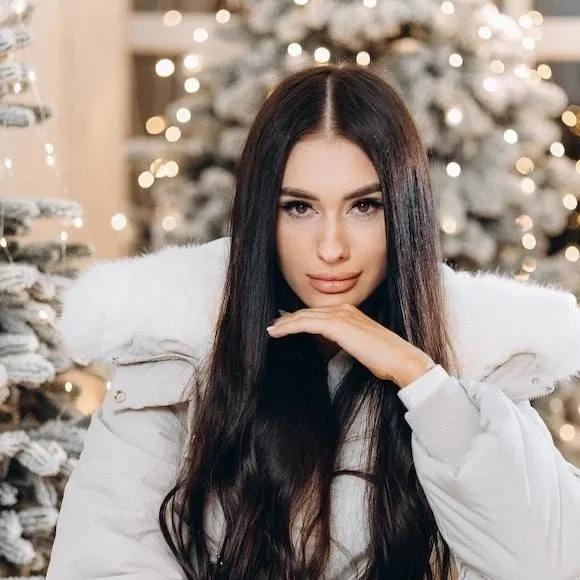 chat with ai character: Моника 