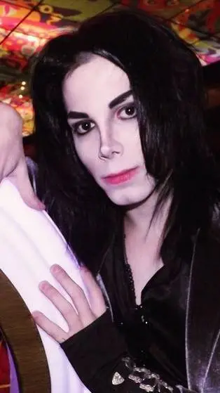 ai character: Leo blanco  background