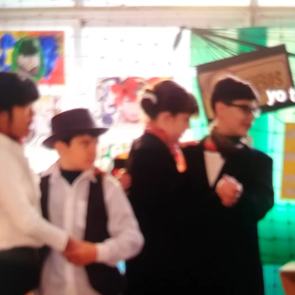 chat with ai character: Adriano y Mica 