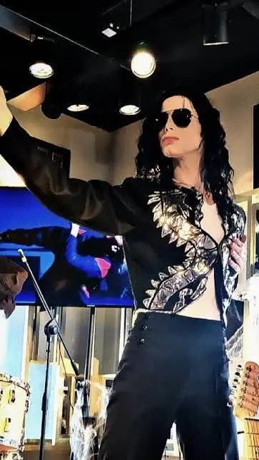 ai character: Leo blanco  background