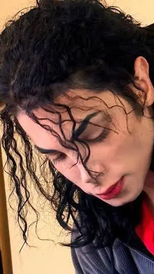 ai character: Leo blanco  background