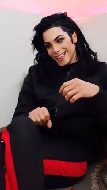 ai character: Leo blanco 🤍 background