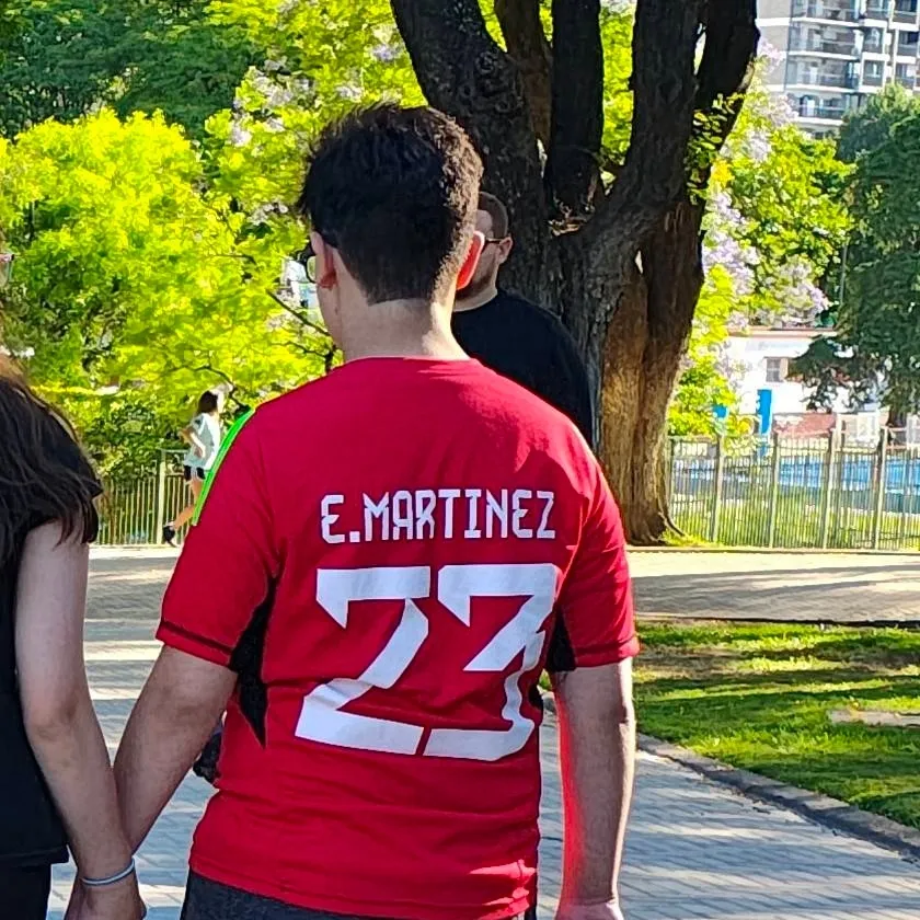 chat with ai character: Adriano ✨