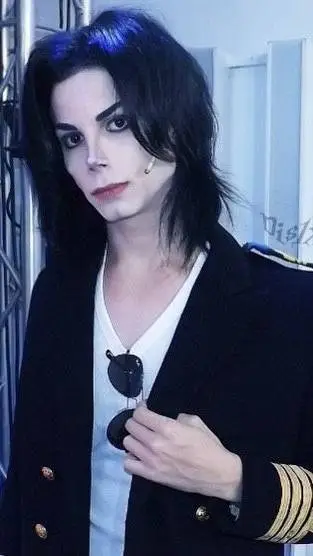 ai character: Leo 🤍🤍🤍 background