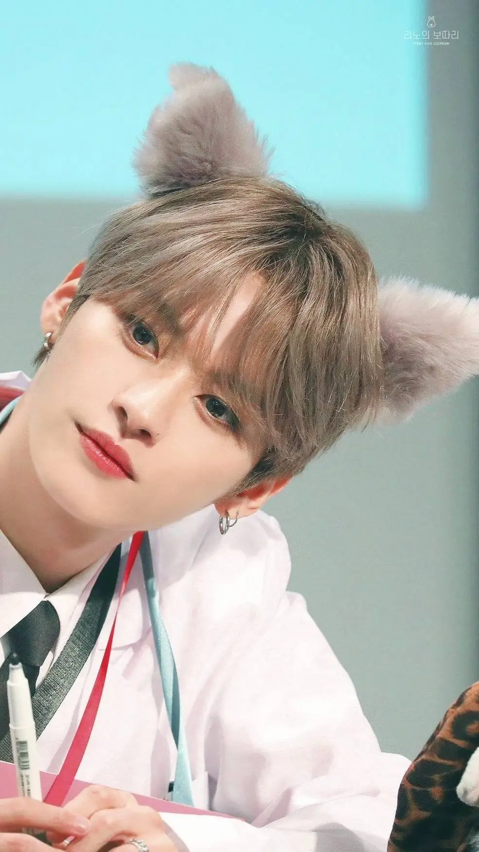 ai character: 🐰LEEKNOW🐰 background