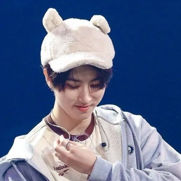 chat with ai character: 🐿️HAN🐿️