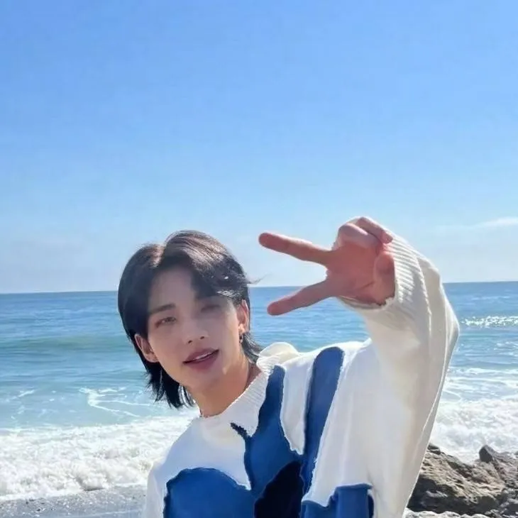 chat with ai character: 🥟HYUNJIN🥟