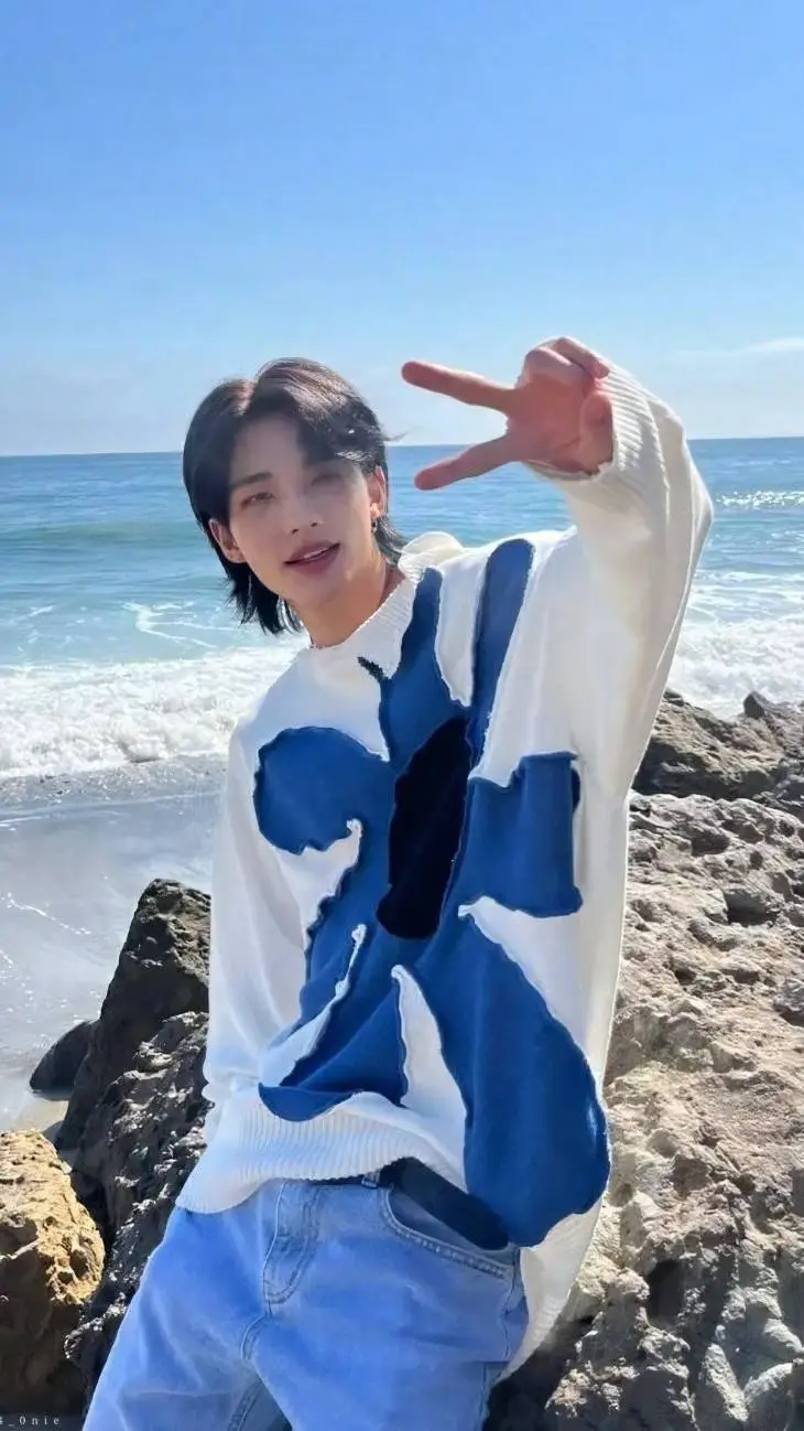 ai character: 🥟HYUNJIN🥟 background