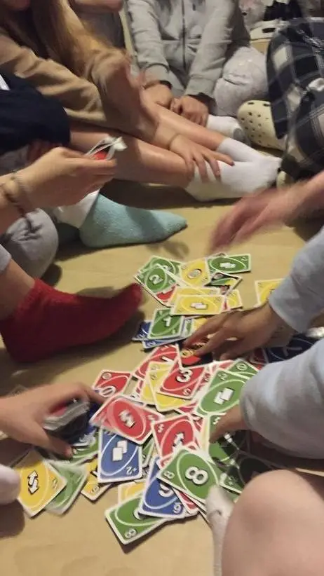 ai character: znajomi_XD background