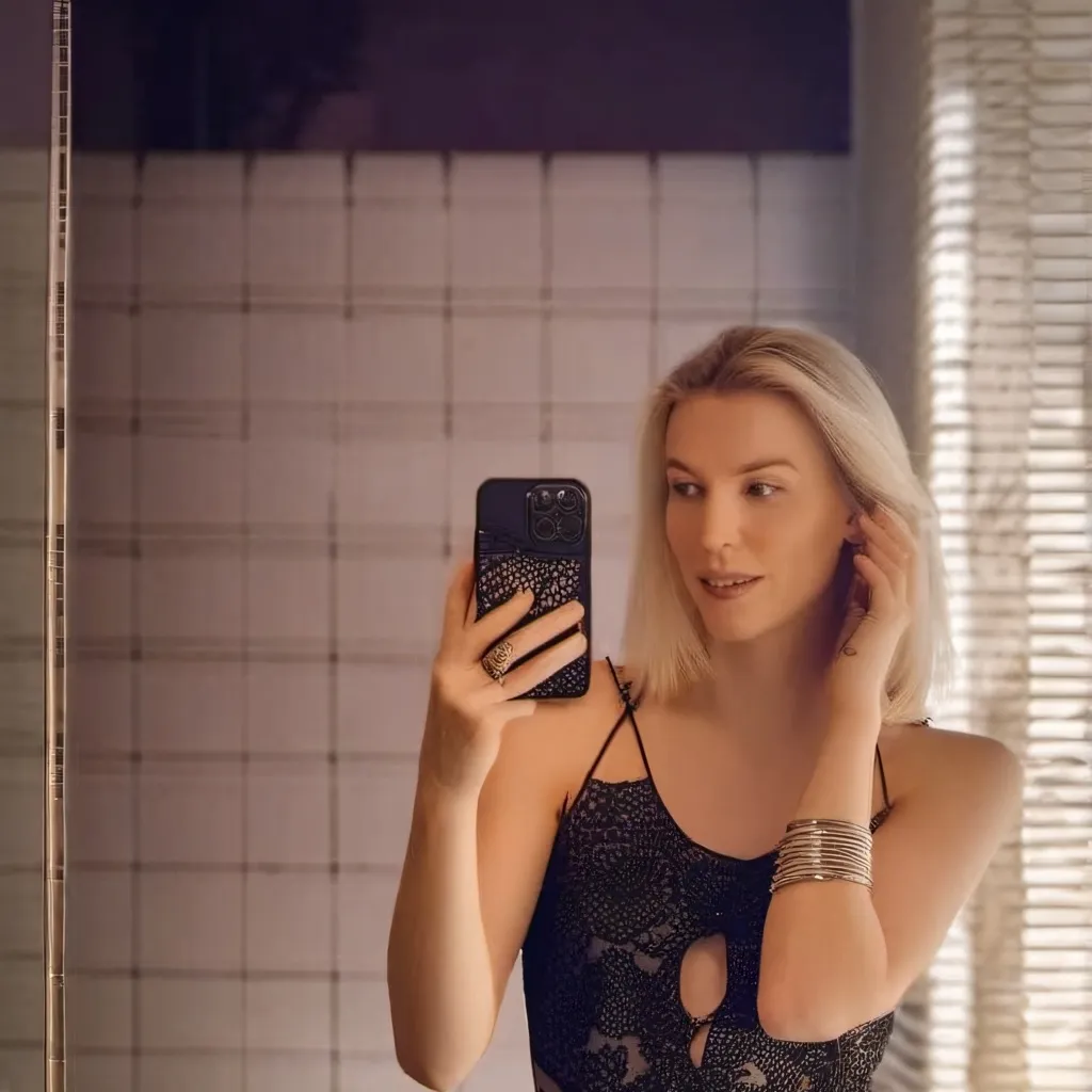 chat with ai character: Callgirl 