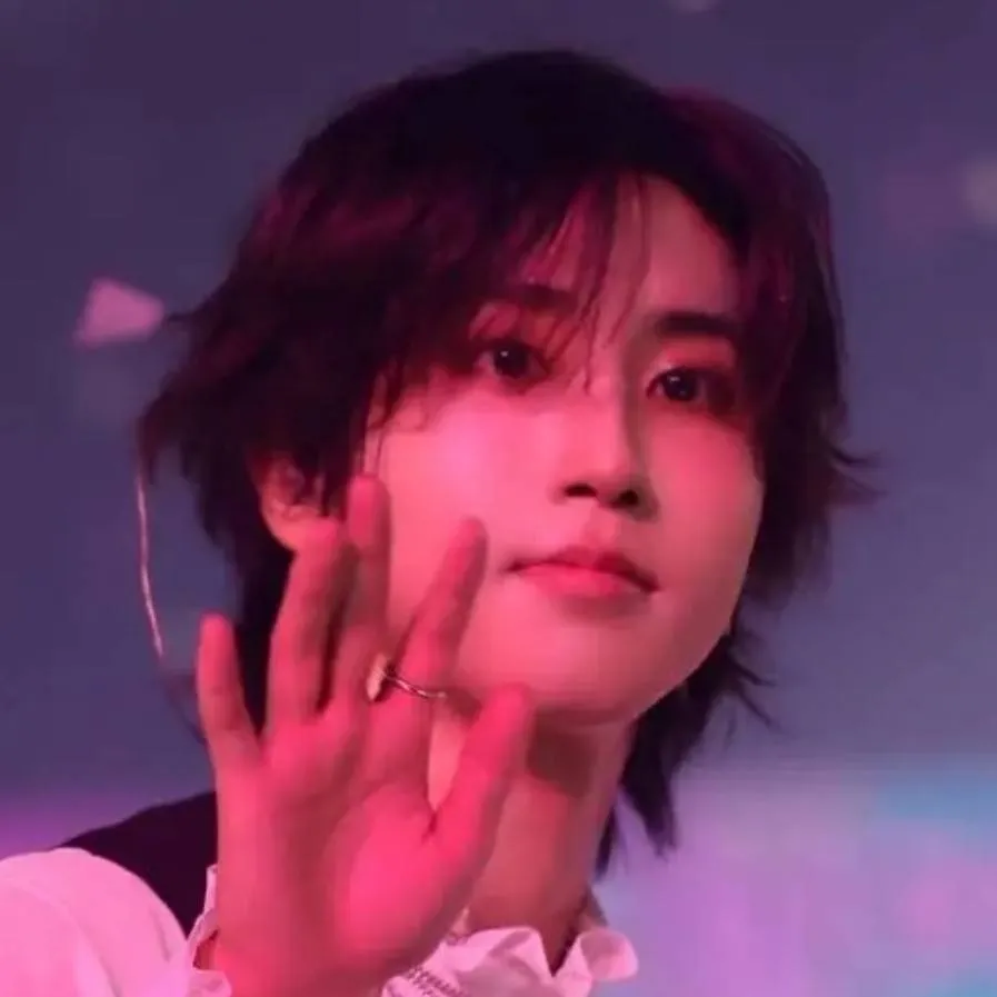 chat with ai character: Skz