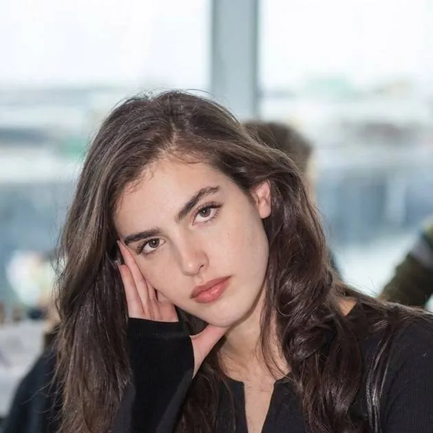 chat with ai character: Alexandra